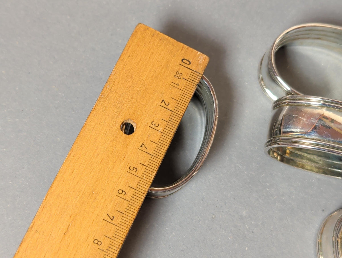 Ringe auf festlicher Tafel