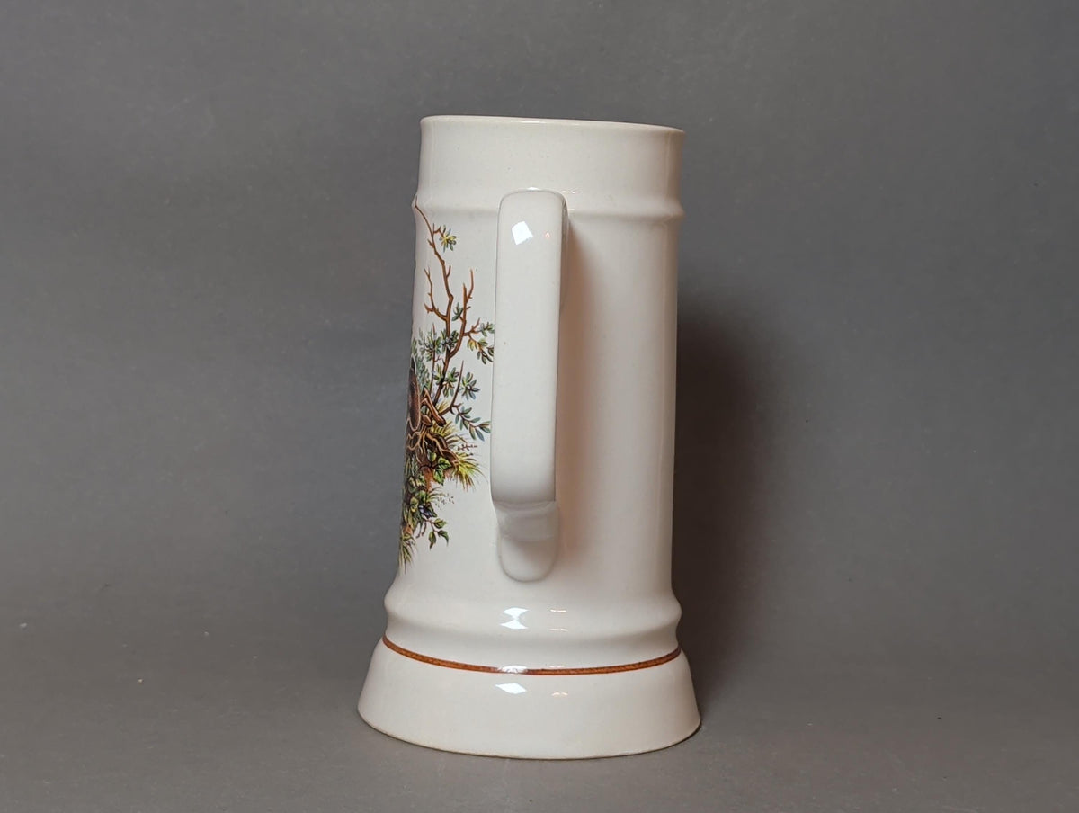 Krug als Vase mit Trockenblumen