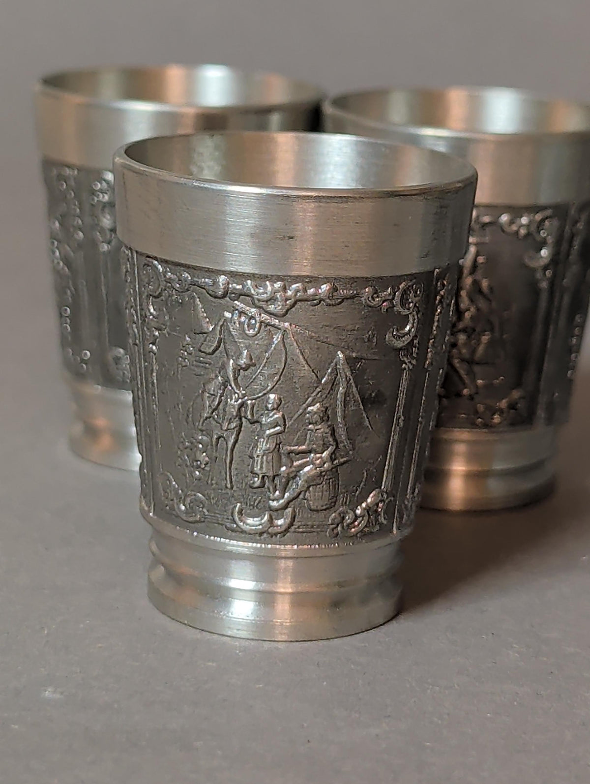Becher mit Schnaps gefüllt