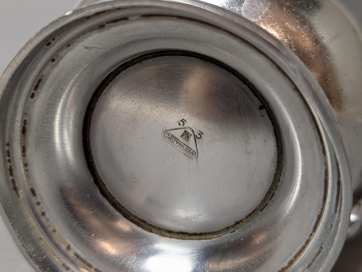 Mid-Century Tasse auf dem Küchentisch
