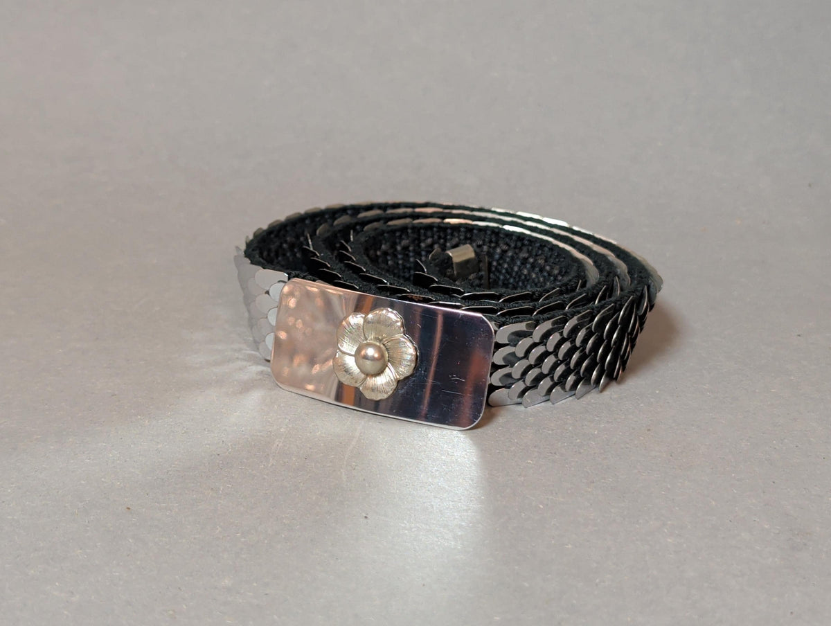 Vintage Stretchgürtel mit silbernen Metallschuppen, Gesamtansicht