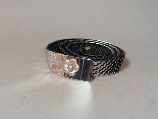 Vintage Stretchgürtel mit silbernen Metallschuppen, Gesamtansicht