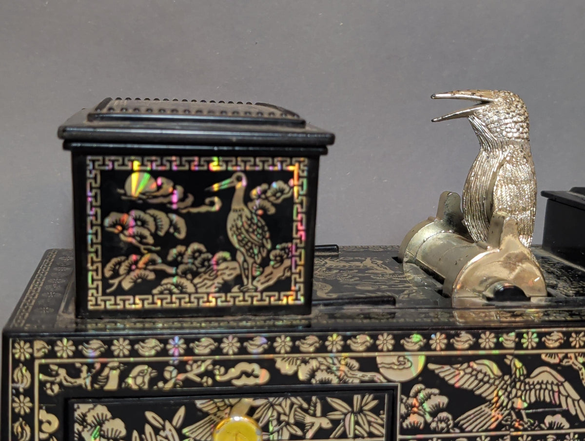 Silberfarbener Automatenvogel im Detail