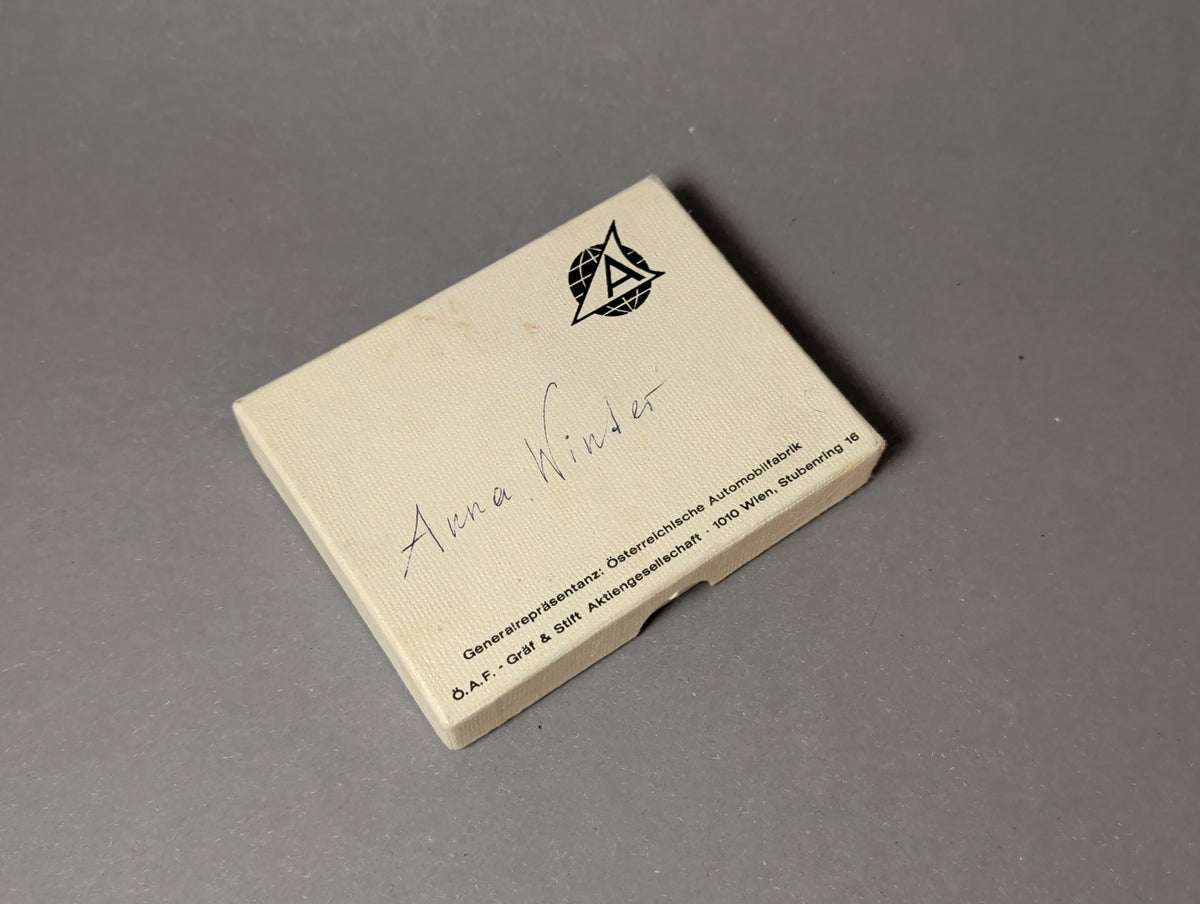 Cremefarbene Box mit ÖAF-Gräf-&-Stift-Logo