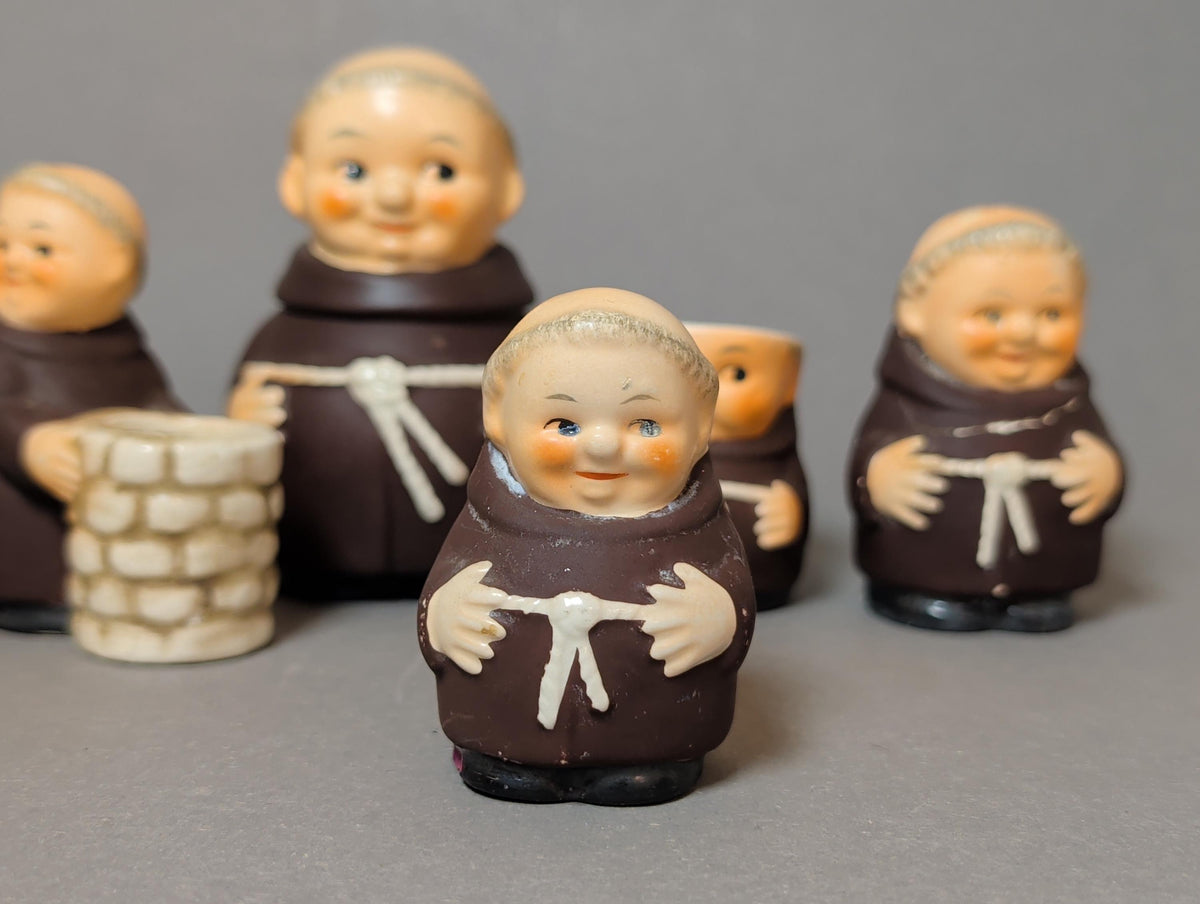 Rückansicht der Mönchsfiguren