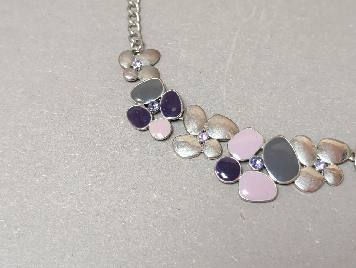 Stilisierte Blütenglieder in Lavendel und Violett