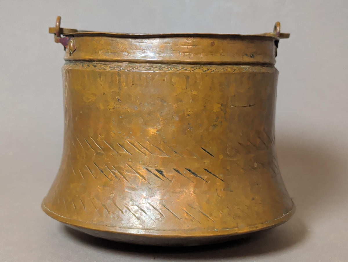 Gehämmerte Kupferoberfläche mit Patina
