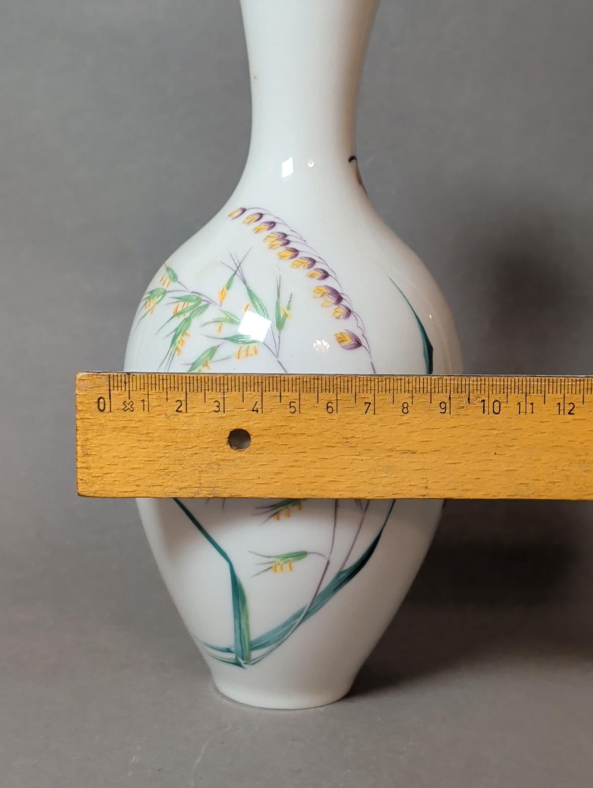 Vase mit Gräserzweig