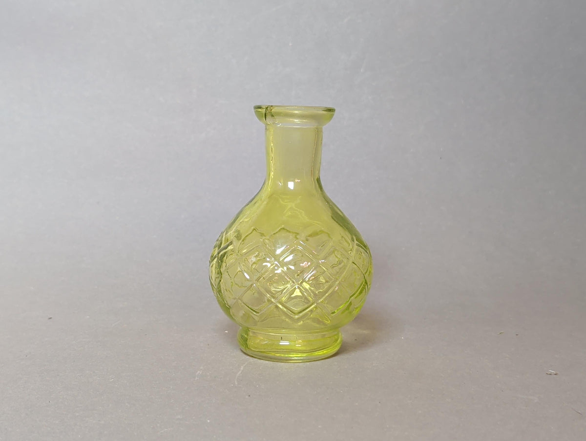 Gelbgrüne Pressglas-Knospenvase mit Rautenmuster, Gesamtansicht