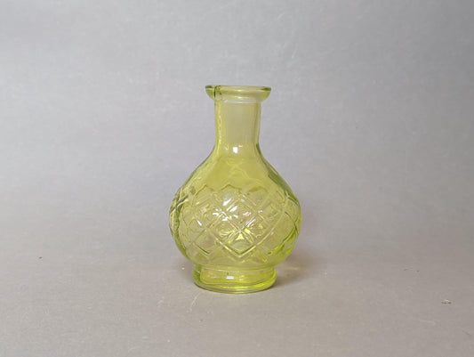 Gelbgrüne Pressglas-Knospenvase mit Rautenmuster, Gesamtansicht