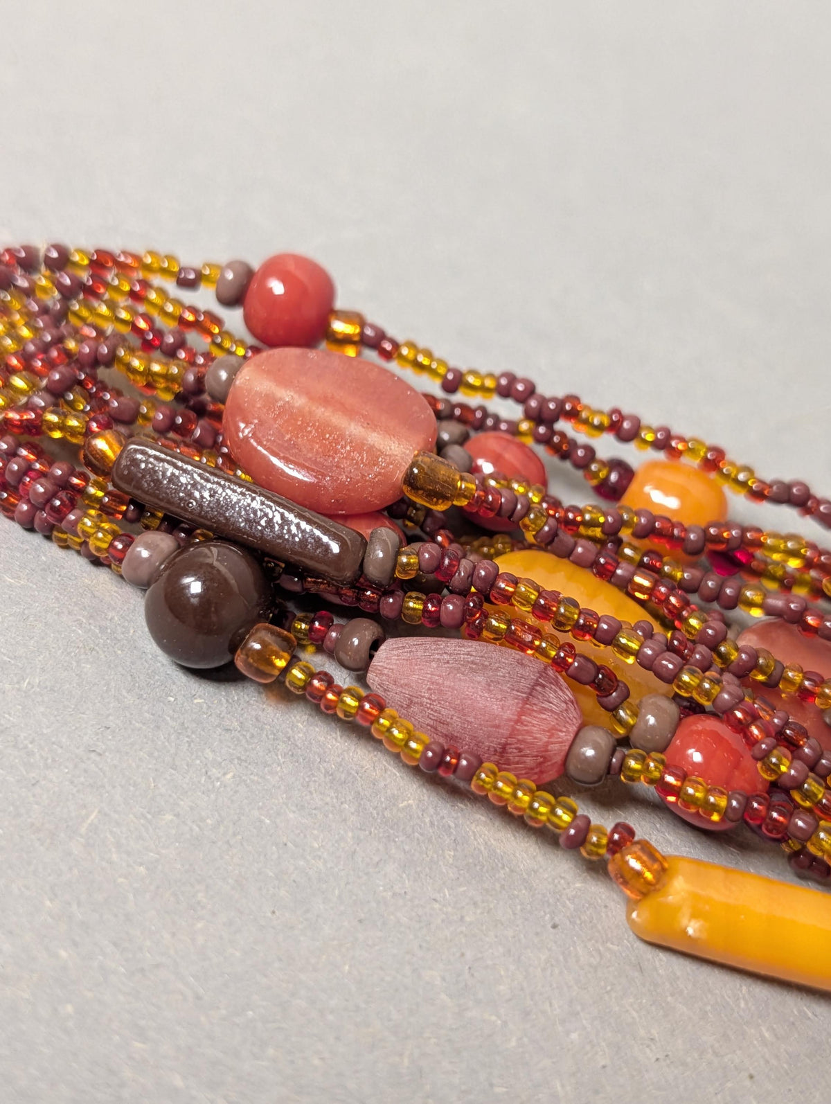 Boho-Perlenarmband von schräg