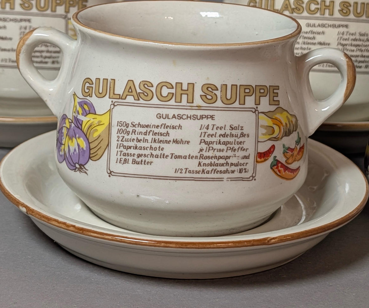 Gulaschsuppen-Schale von schräg