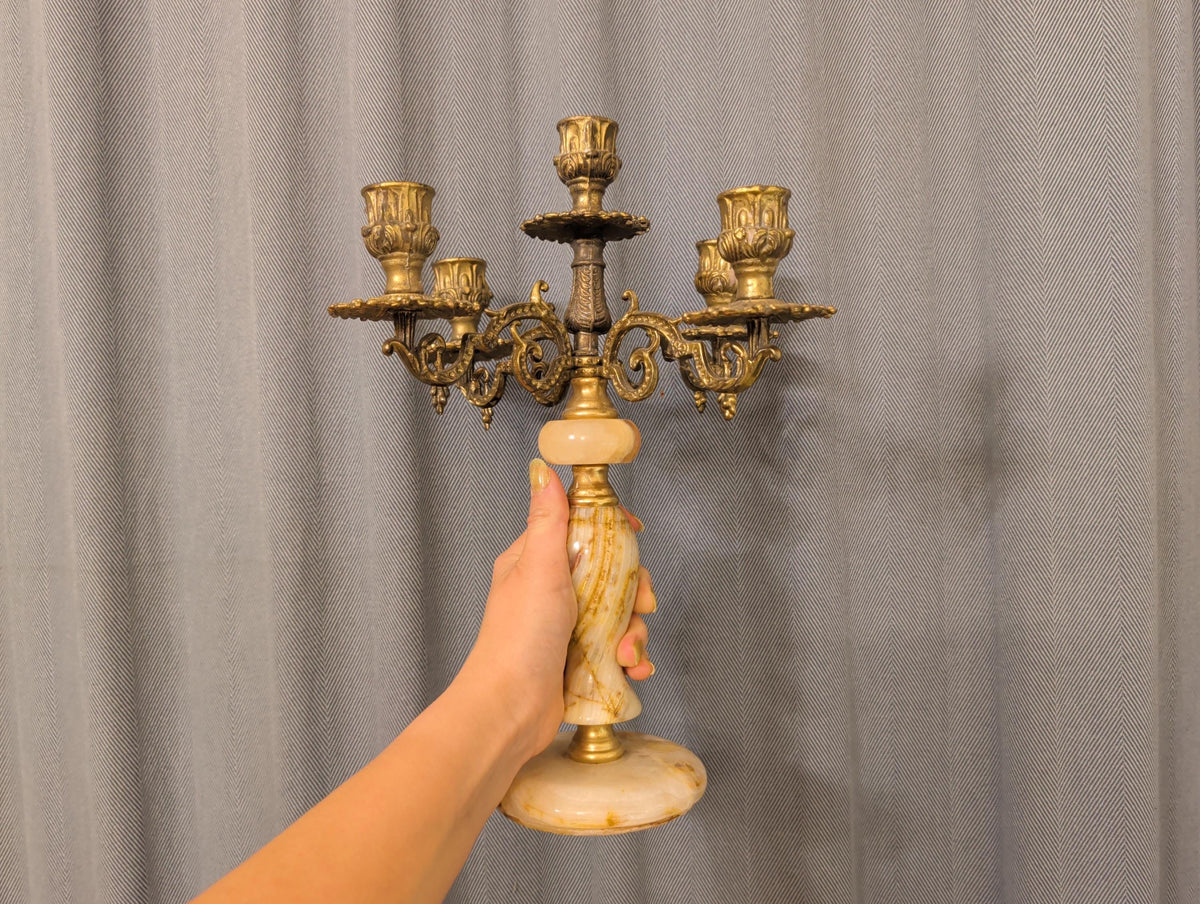 Fünfarmiger Messing-Kerzenleuchter mit Onyx-Säule, Gesamtansicht