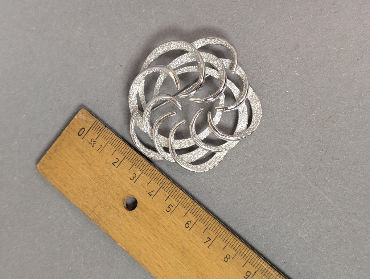 Trifari-Brosche mit Maßband, 4 cm