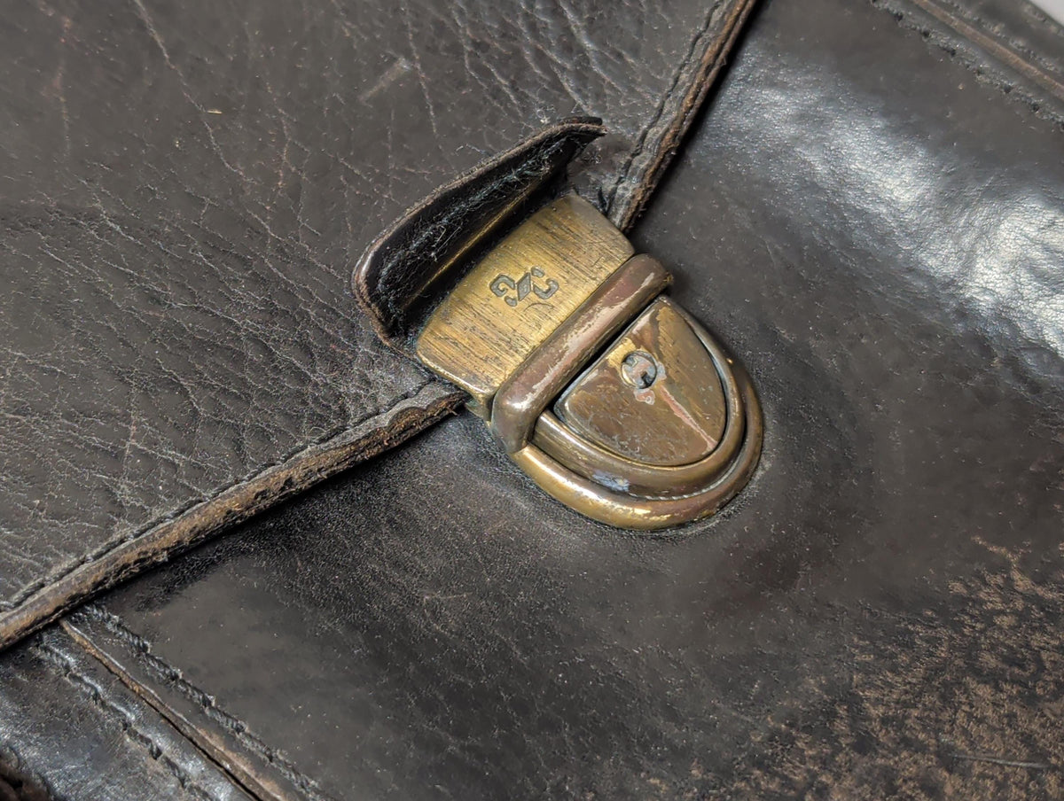 Glattes schwarzes Vollleder im Detail