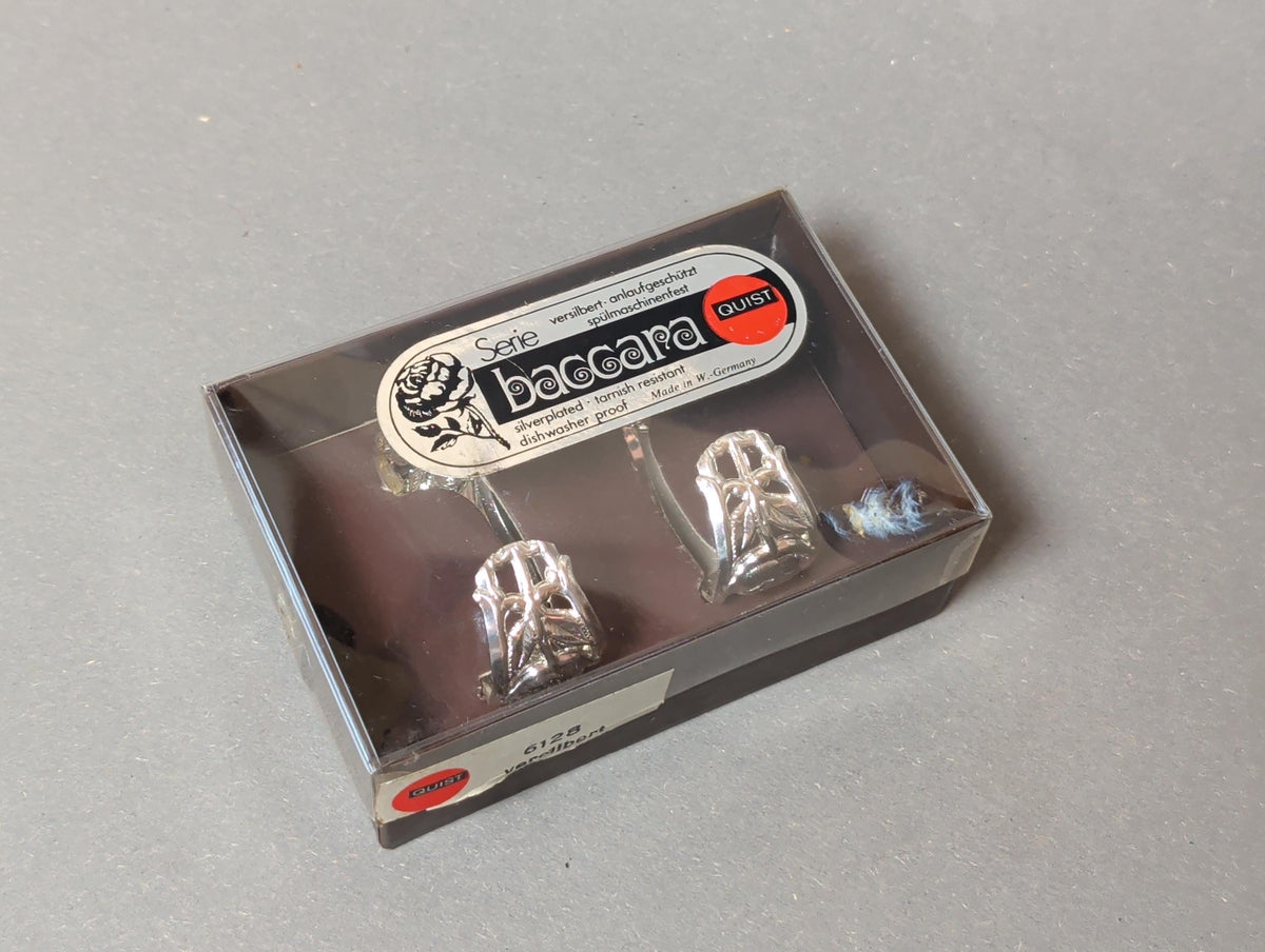 Ringe auf gedeckter Tafel
