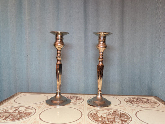 Hoher silberfarbener Kerzenleuchter in Balusterform, Gesamtansicht