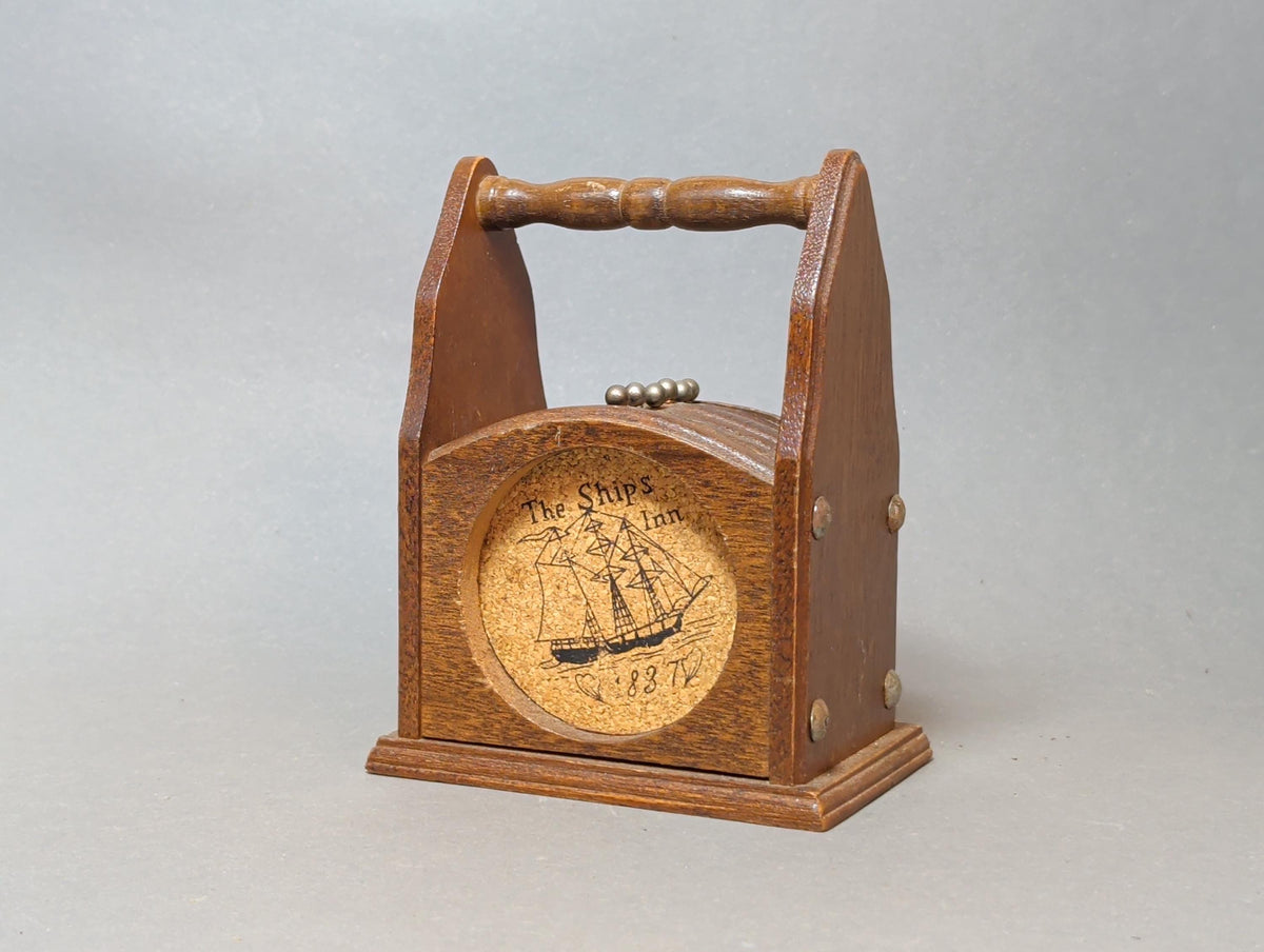Holz-Untersetzer-Set The Ships Inn 1837 mit Halter, Gesamtansicht