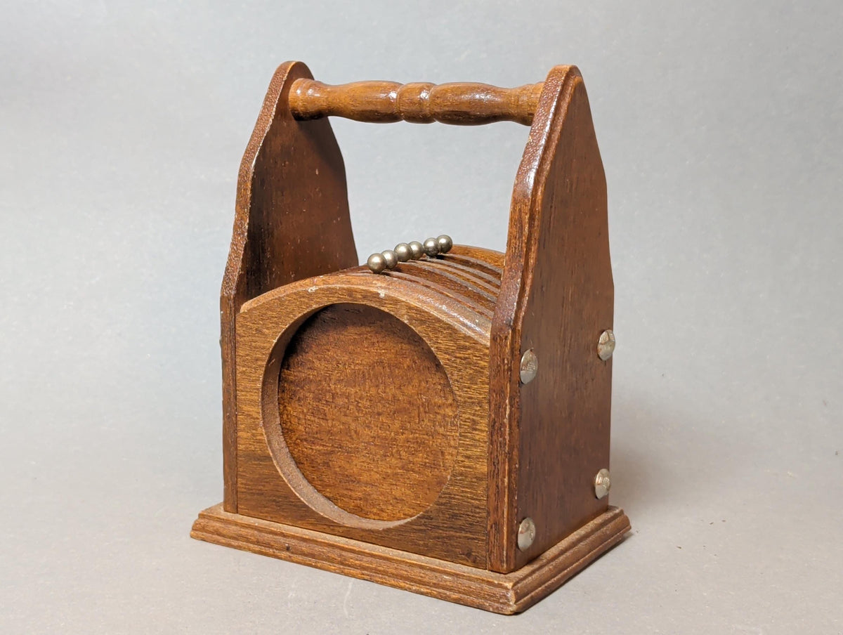 Holzhalter mit gedrechseltem Griff