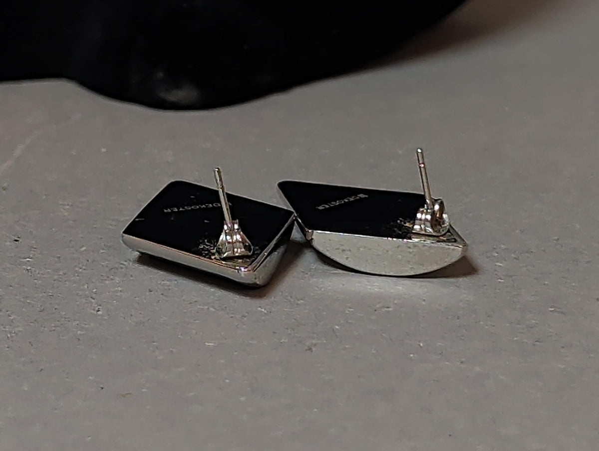 Ohrstecker in der Hand