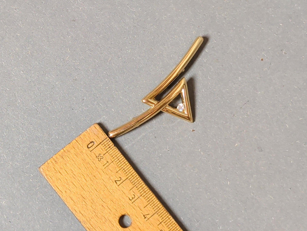 Designer-Brosche von schräg