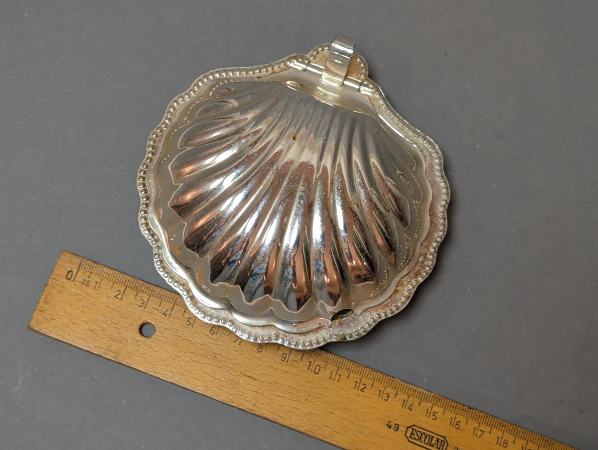 Muscheldose mit Butter