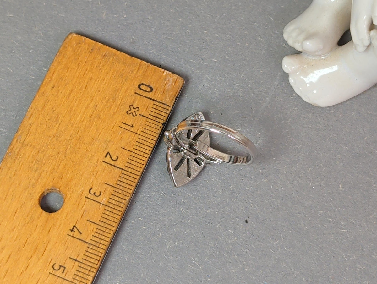Art-déco-Ring von schräg