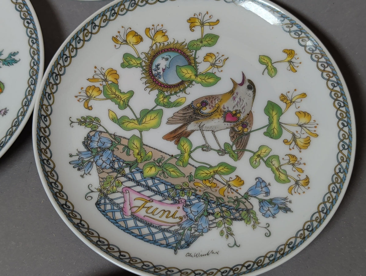 September-Teller mit Amsel und Beeren