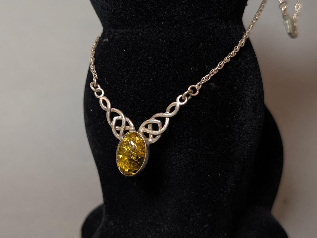 Silberkette mit keltischen Knoten und grünem Bernstein, Gesamtansicht
