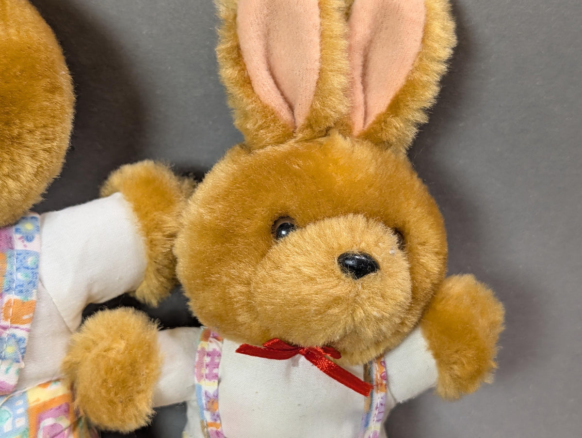 Kleiner Hase mit roter Schleife