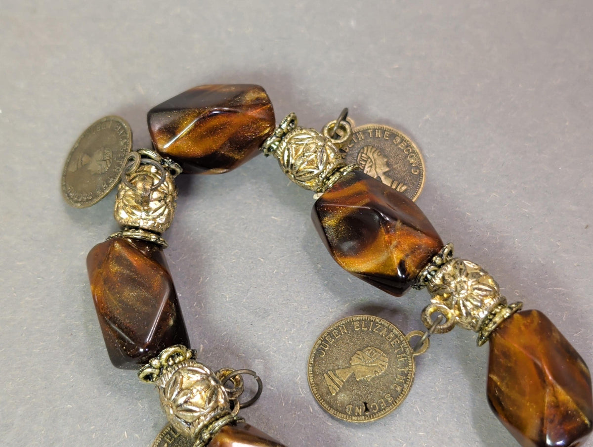 Om-Armband mit Holzperlen