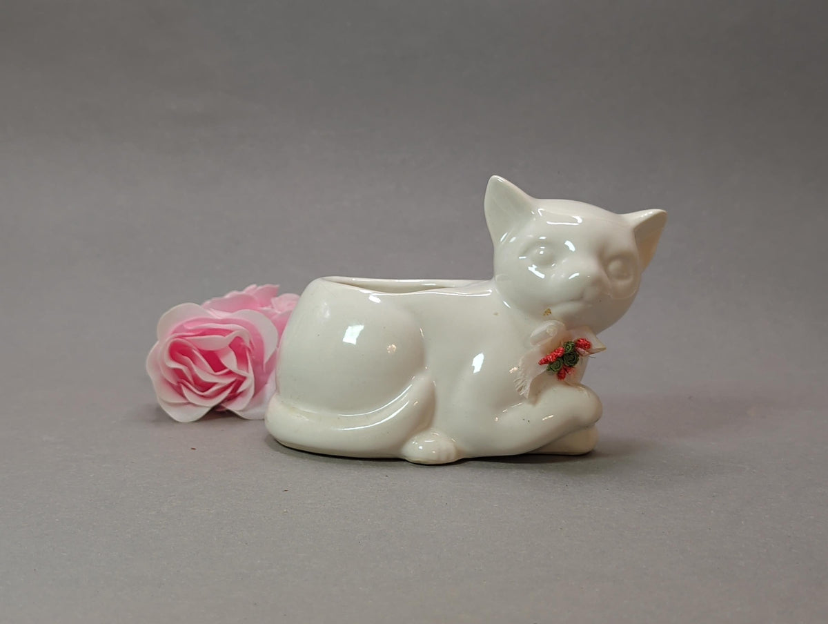 Katze als Ringschale auf dem Frisiertisch