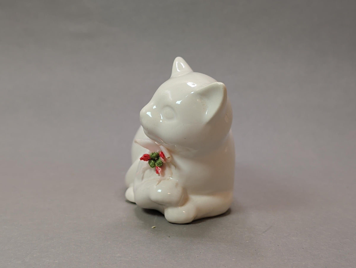 Glänzende weiße Glasur der Vintage Katze im Licht