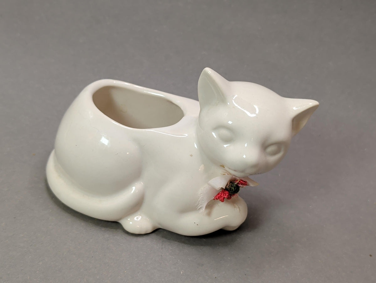 Originale Stoffschleife mit kleinen Röschen am Hals der Katze