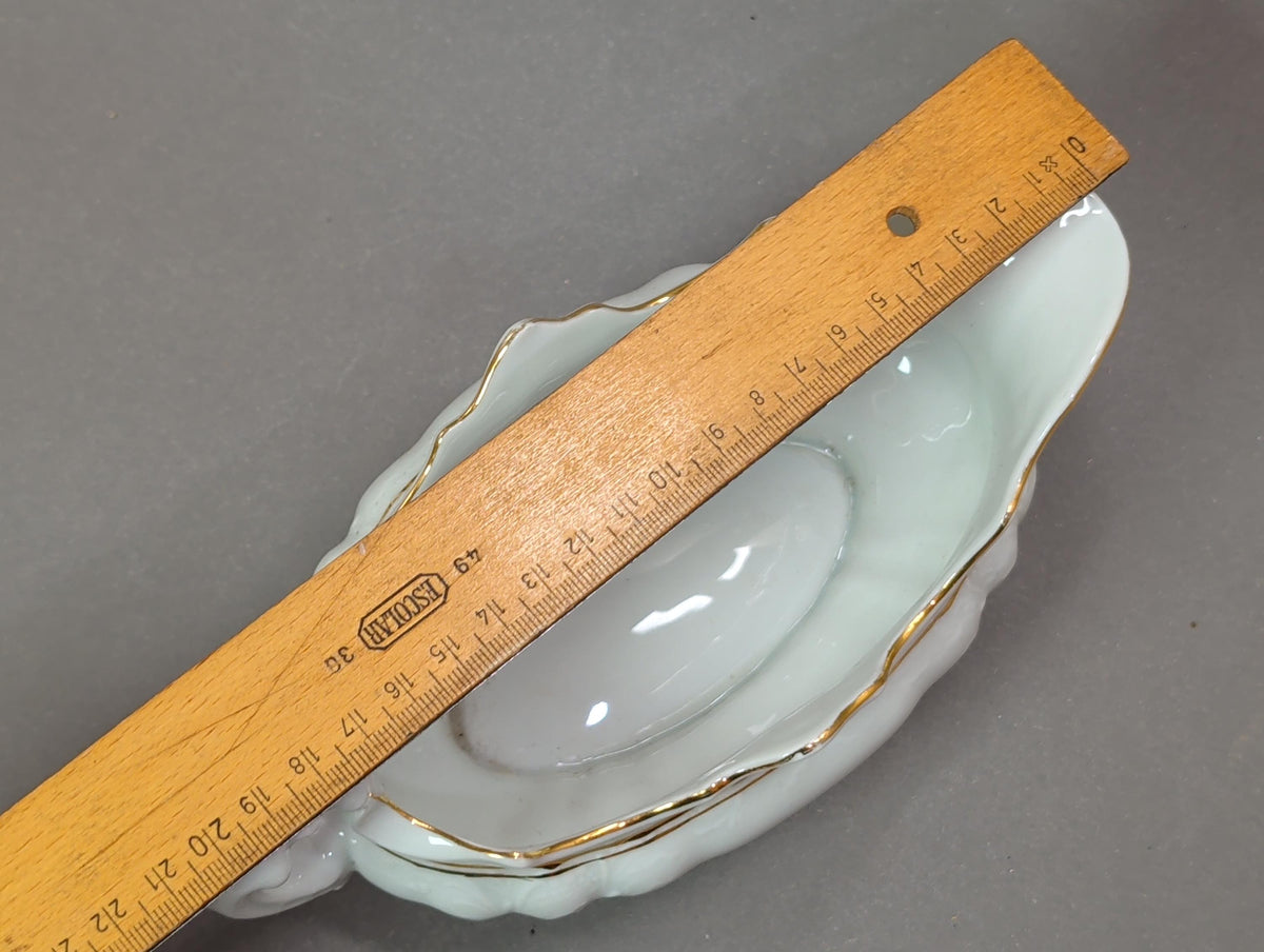 Sauciere in der Porzellanvitrine