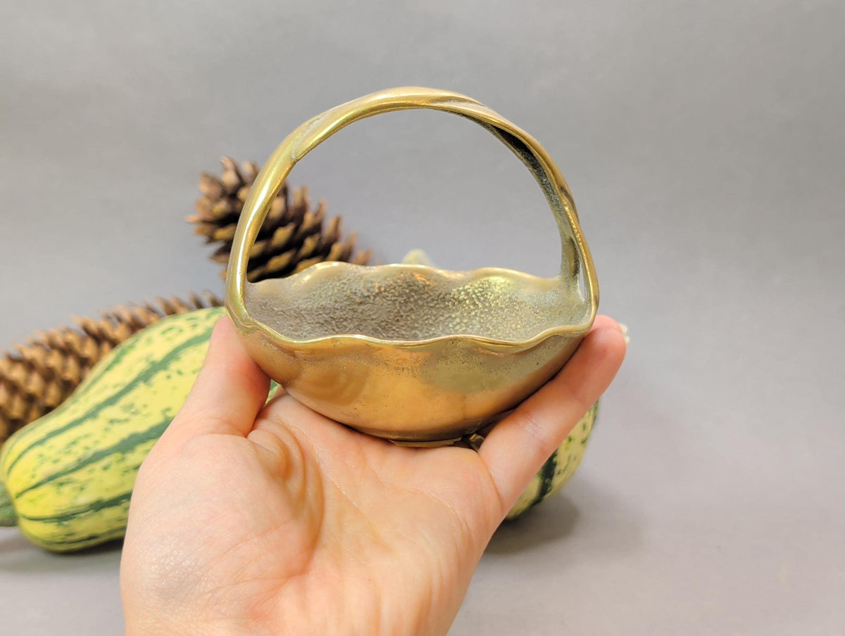 Körbchen als Ringschale mit Schmuck auf dem Nachttisch