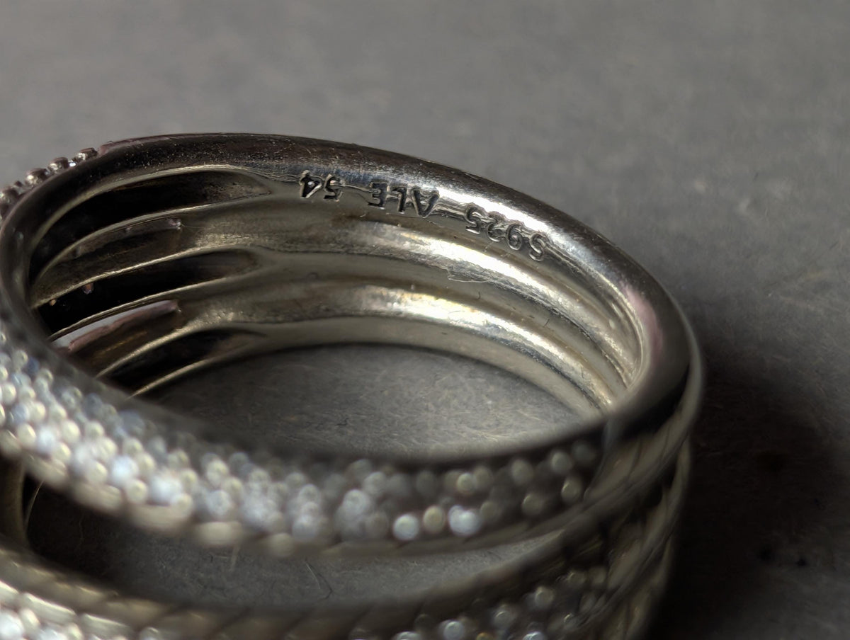 Drei Ringe gestapelt am Finger
