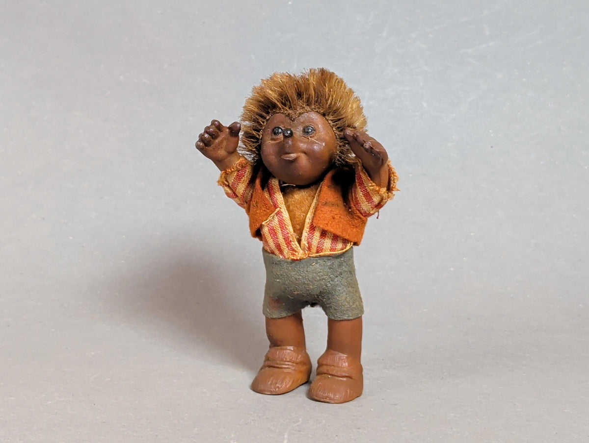 Vintage Igel-Puppe mit Weste, Gesamtansicht