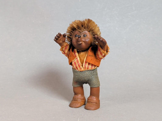 Vintage Igel-Puppe mit Weste, Gesamtansicht