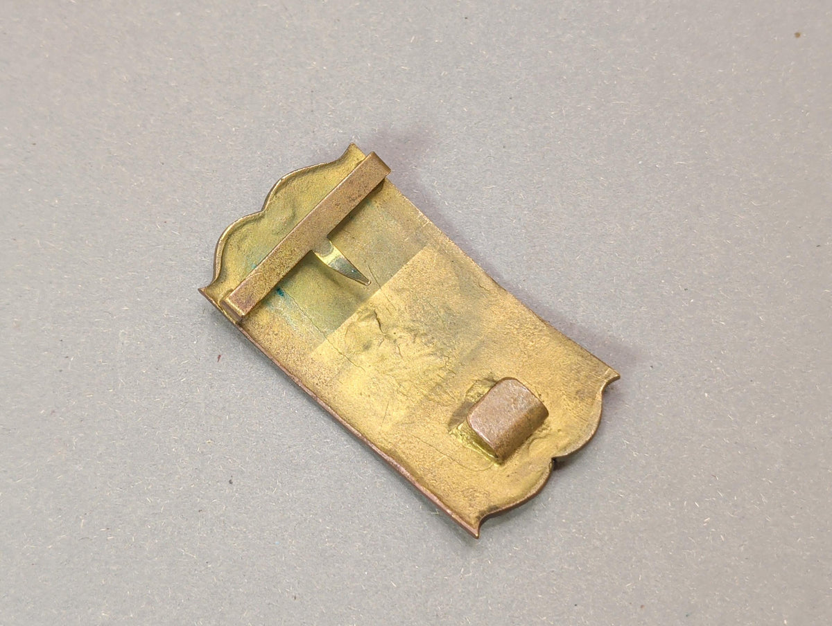 Rückseite der Messing-Gürtelschnalle mit Dorn und Halterung