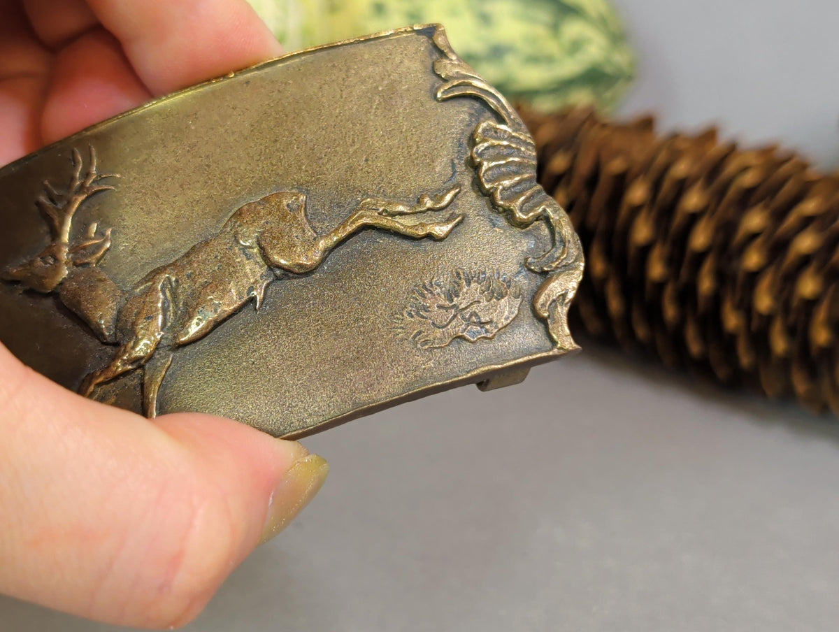 Unterkante der Schnalle mit Barockornament
