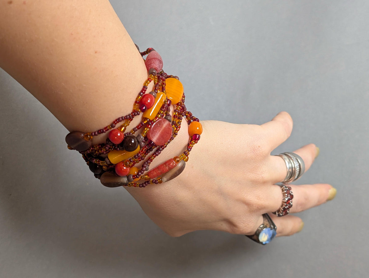 Mehrreihiges Vintage-Perlenarmband in Herbstfarben, Gesamtansicht