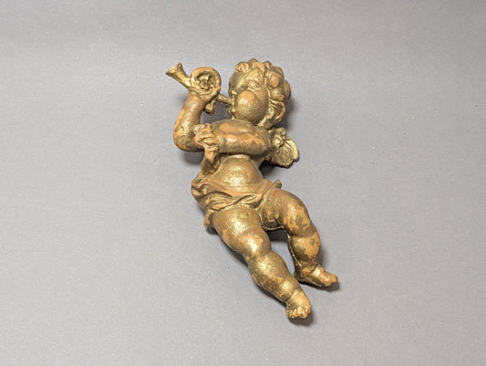 Vergoldeter Barock-Putto mit Trompete, Gesamtansicht