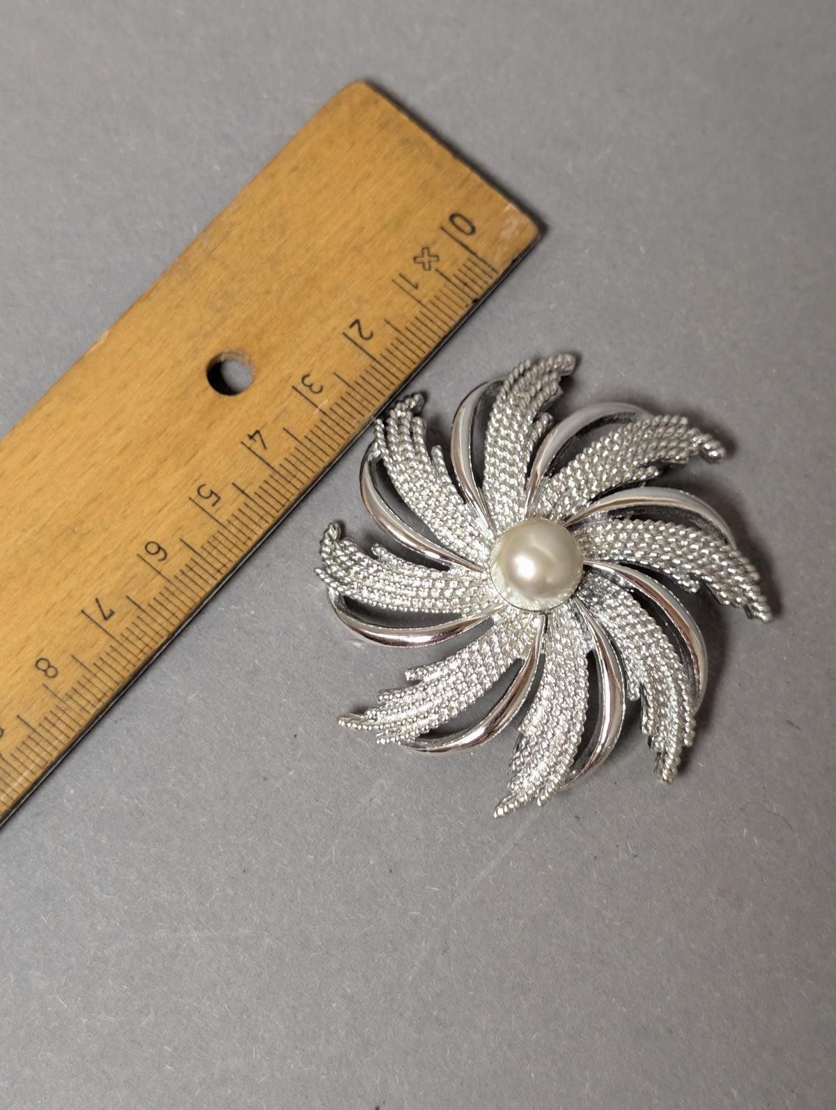 Blütenbrosche mit Maßband, 6,8 cm