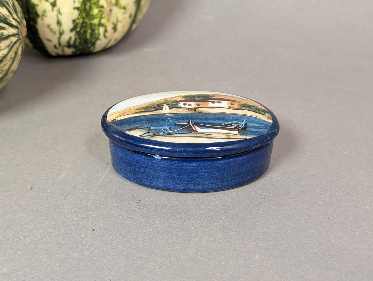Handgemalter Deckel mit Booten am Ufer und weißen Häusern, Nahaufnahme