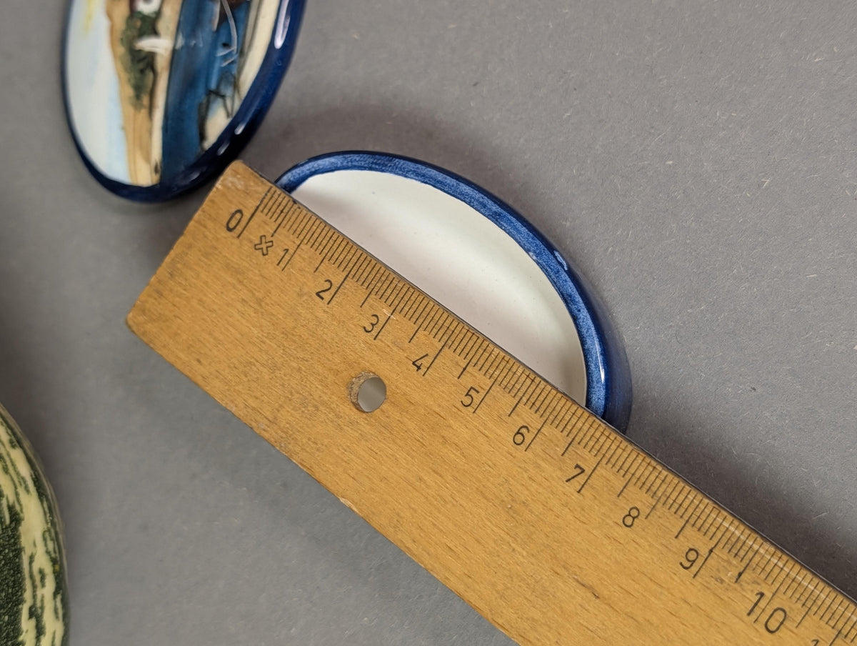Boden mit eingeprägtem Künstlerstempel