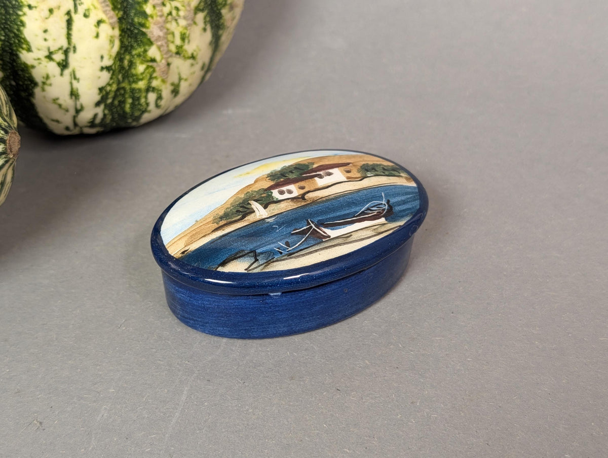 Schmuckdose mit Ringen gefüllt