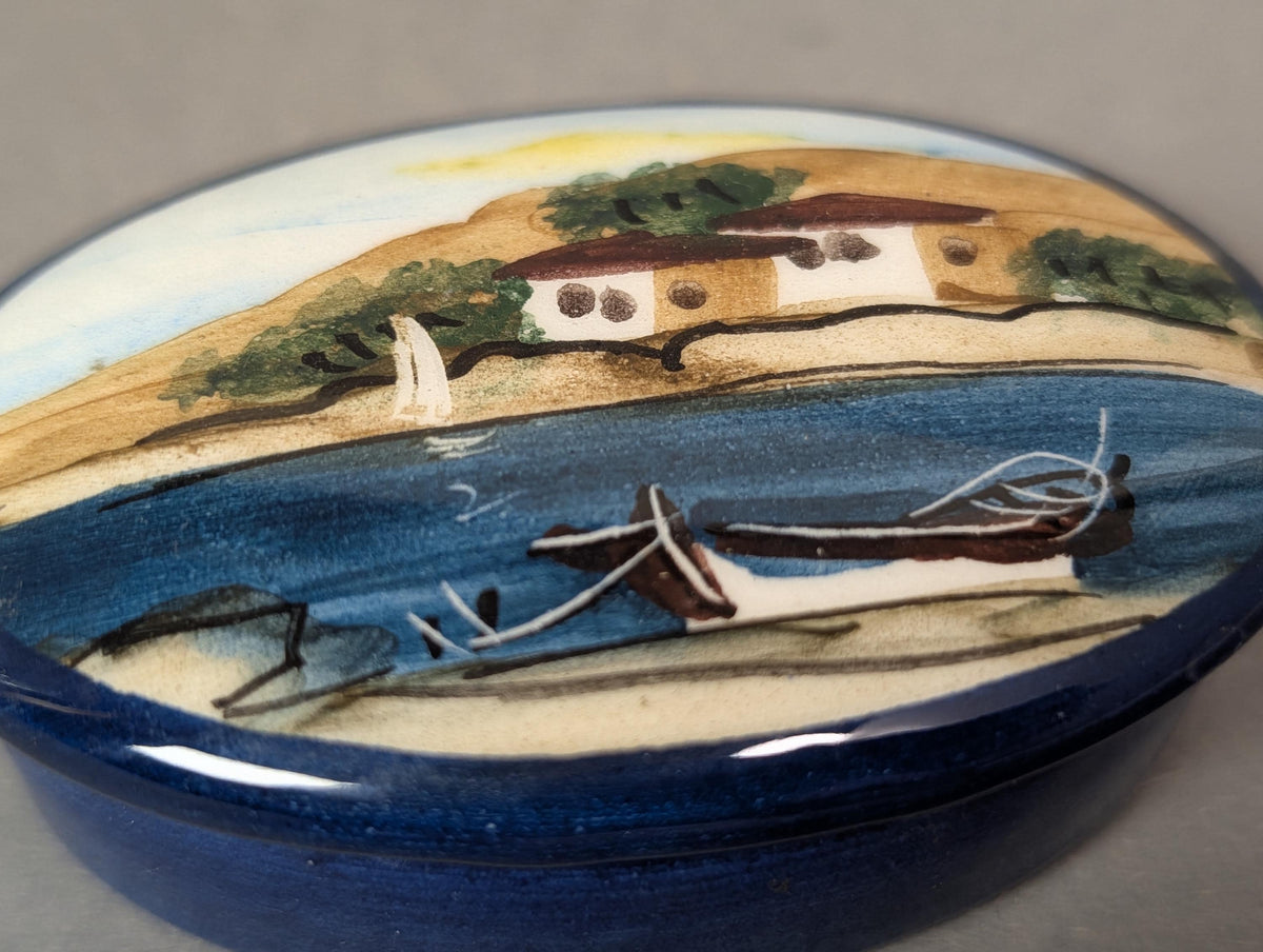 Coastal Deko mit Vintage Keramikdose arrangiert