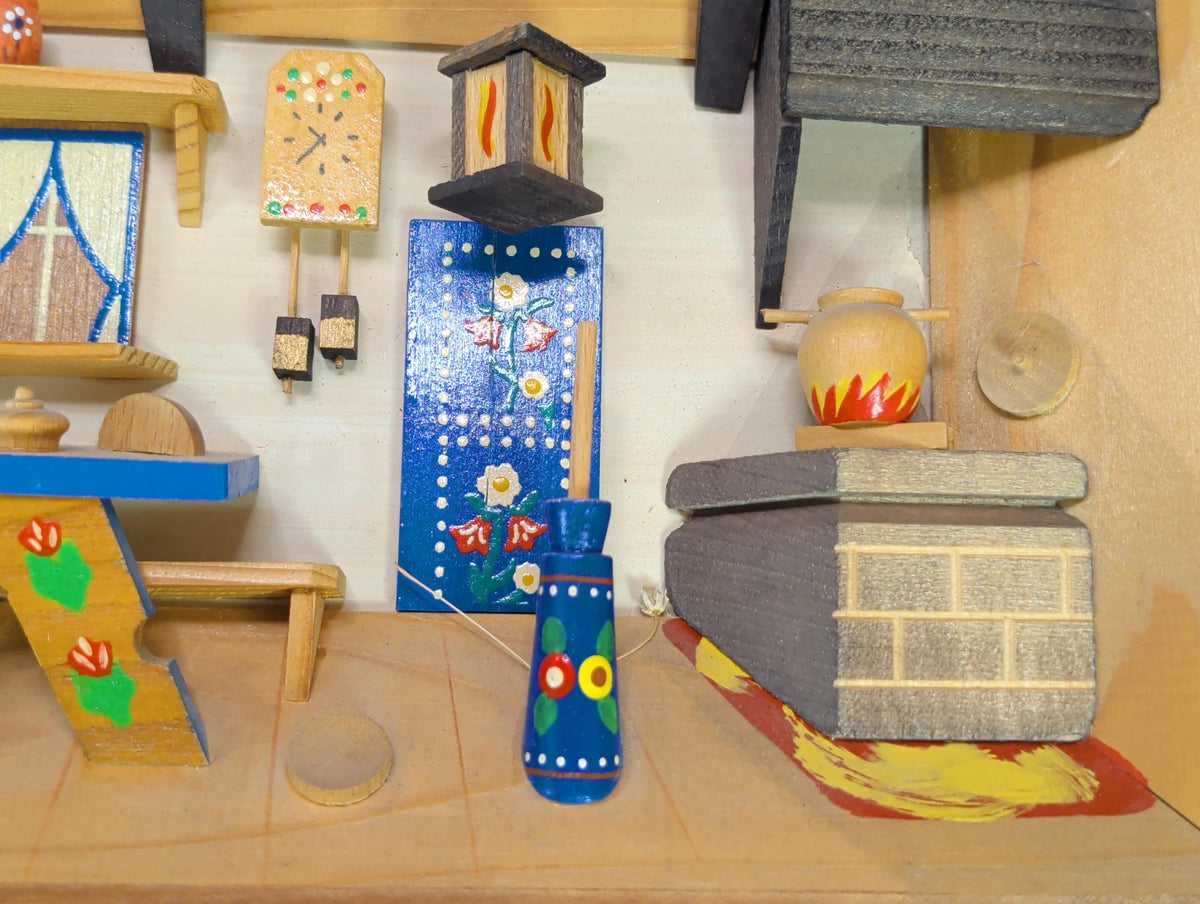 Bord mit bemaltem Geschirr im Diorama