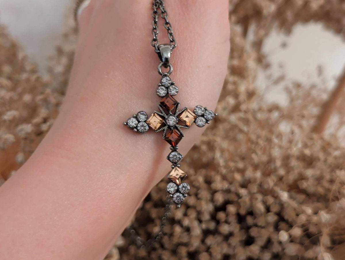 Dark-Romantic Schmuck-Arrangement mit Kreuzkette